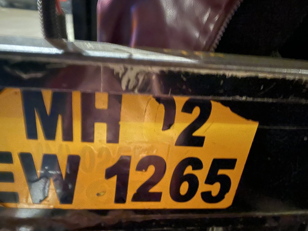 crystalvarshney's tweet photo. @MumbaiRTO had caught rickshaw number MH02EW1265 from the airport at 1 AM today for a 4 kilometre ride back home. Turns out this autowala wanted ₹250 because he “voluntarily” waited in the rickshaw line at the CSTM airport. Please tell me how is this fair to the Mumbai public? https://t.co/jgN1840OO2