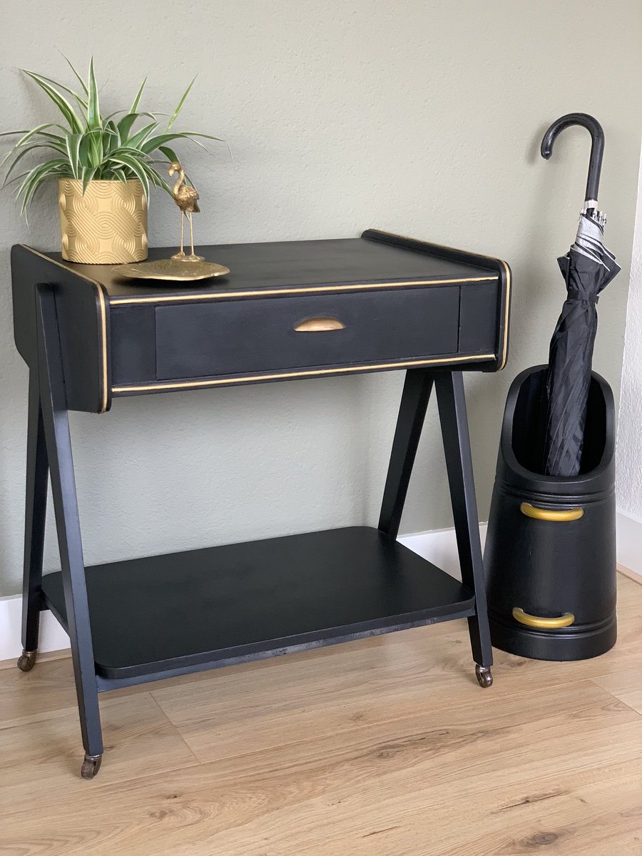 Tien1875's tweet photo. Ik gooi deze even hier op den twit.
Mooi zwart met goud kastje voor bv de hal of als drankenkabinet op originele wieltjes.
hoogte 75 cm
breedte 65 cm
diepte 45 cm
Af te halen in Zaandam of Avenhorn.
#upcyclen
#duurzaam
#opknappenipvweggooien https://t.co/xuo0xj5zBM
