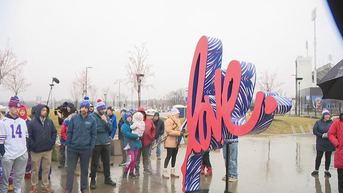 13WHAM's tweet photo. WATCH LIVE: A vigil is underway for Bills safety Damar Hamlin outside the stadium in Orchard Park. #PrayFor3at3
https://t.co/QDXq6puysE https://t.co/Ku8p5IkcG0