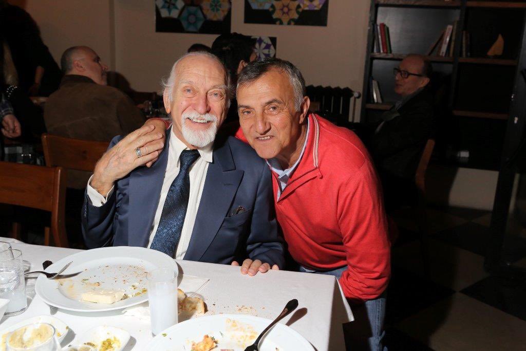 banuzeytinoglu's tweet image. Ah Sadun Aksüt! Büyük üstat! Mustafa’nın can ağabeyi… Sizinle tanışmak, aynı masayı paylaşmak, muhabbetinizle zenginleşmek şerefti. Minnet duygularıyla uğurluyoruz sizi.  #sadunaksüt  #üstat #tamburi