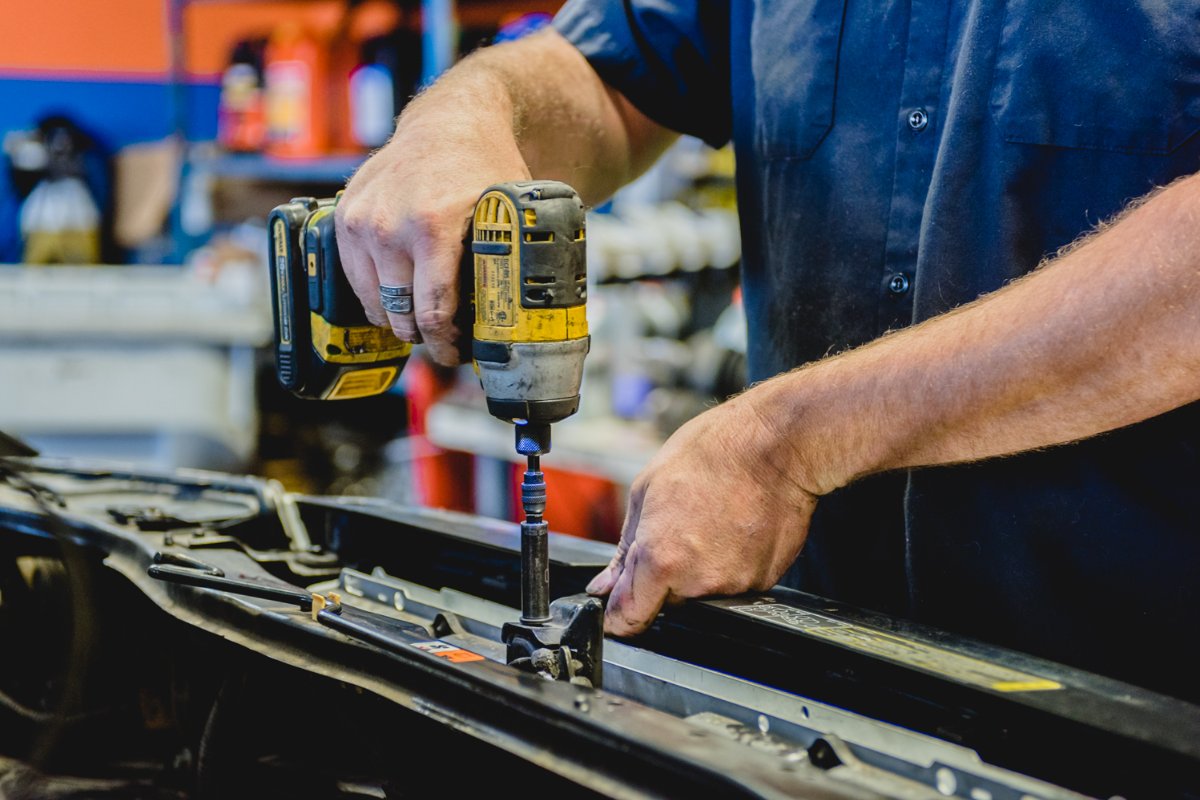 SterlingAutoWa's tweet photo. The average American spends 37,935 hours driving in a car over their lifetime. Keep yours running well with a visit to Sterling Automotive. #SterlingAutomotive #MomAndPopShop #MaintenanceService #BrakingService #EngineService #OilChanges #Repairs https://t.co/8ifPWLxkhw