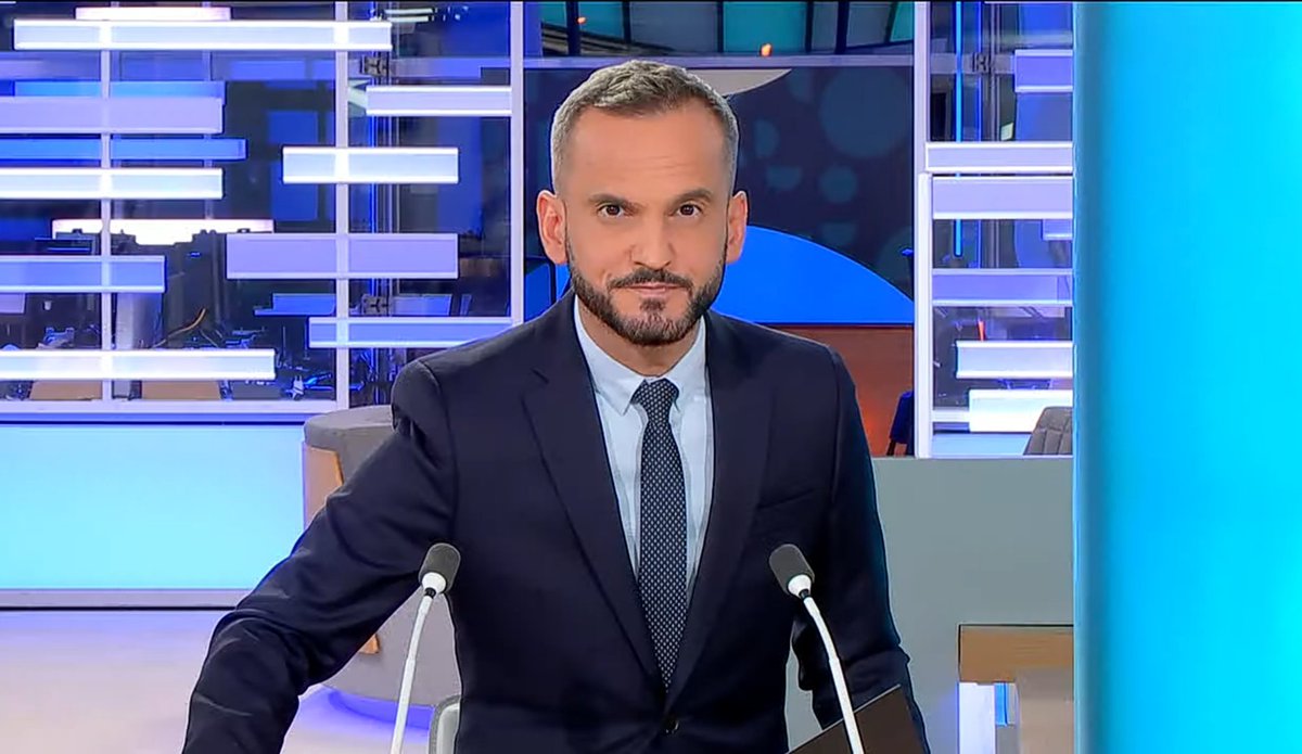 stefhilaire's tweet photo. Retour de @jcgaleazzi sur #franceinfo pour tous les journaux de la soirée de 21h à minuit sur le canal 27 📺
#LeFilInfo
#FranceInfoSoir https://t.co/BaHmvExCqJ
