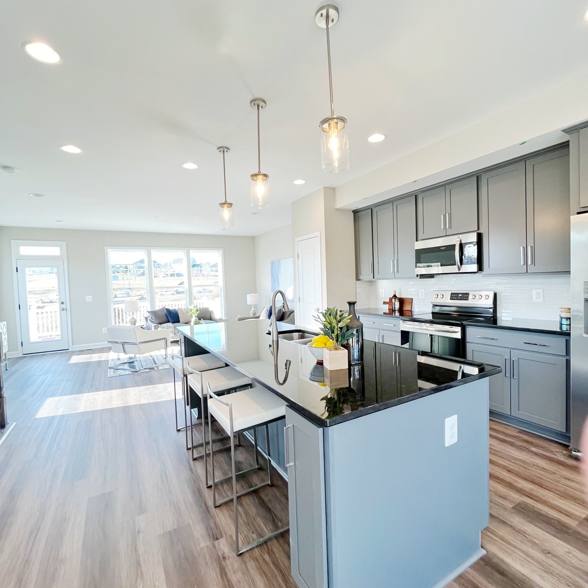 StagedInterior's tweet image. We'll start this year off with a model townhouse staged for Evergreene Homes at Preston Lake! We love all the natural light in this spacious end unit.

Interested in staging your property?
Use this link to get a QUICK QUOTE.
stagedinterior.com/quickquote
📞 703-261-7026

#homestaging