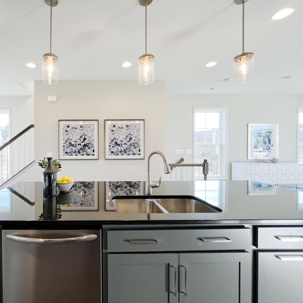 StagedInterior's tweet image. We'll start this year off with a model townhouse staged for Evergreene Homes at Preston Lake! We love all the natural light in this spacious end unit.

Interested in staging your property?
Use this link to get a QUICK QUOTE.
stagedinterior.com/quickquote
📞 703-261-7026

#homestaging