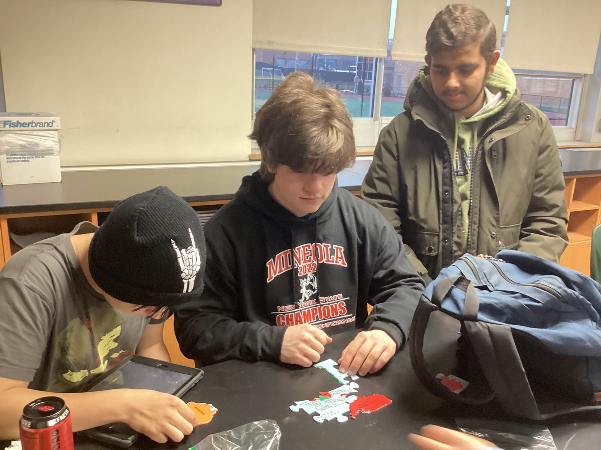 Learners in Natural Disasters started off the new year by using Jigsaw Puzzles to understand the plate tectonics of the Earth! Could this have any role in any type of natural disasters? #MineolaProud #NaturalDisasters #Science #PlateTectonics @mineolahs @MineolaUFSD