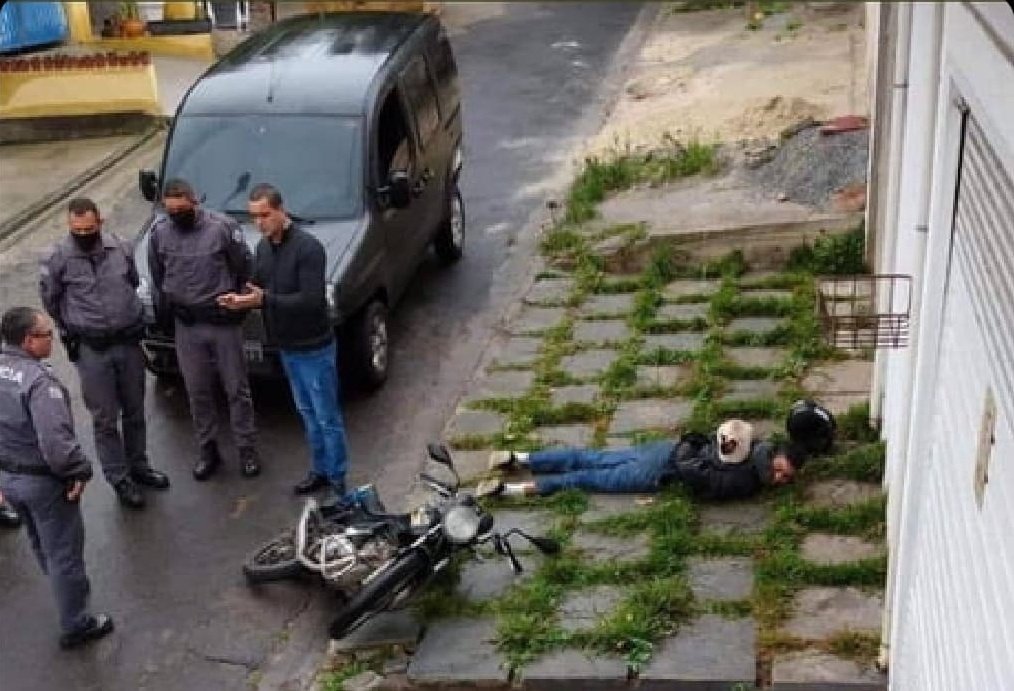 Imagine tu te fais arrêter et ya un chat random qui vient s'asseoir sur toi mdrr