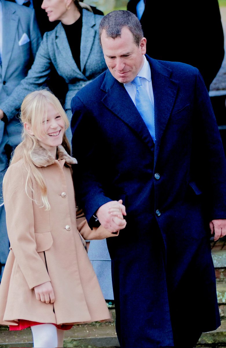 royalchildren_'s tweet image. Peter Phillips and Isla Phillips attend the Christmas Day service at St Mary Magdalene Church in King&apos;s Lynn, England 🎄 -December 25th 2022.
.
#PeterPhillips #IslaPhillips #England