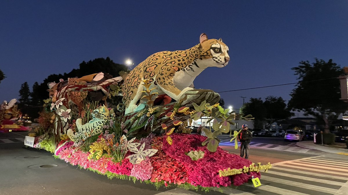 eddyanm's tweet photo. Backdating Tournament of Roses parade floats as they head to Pasadena. #RoseParade #RoseParade2023 https://t.co/LnpqrsBZ9G