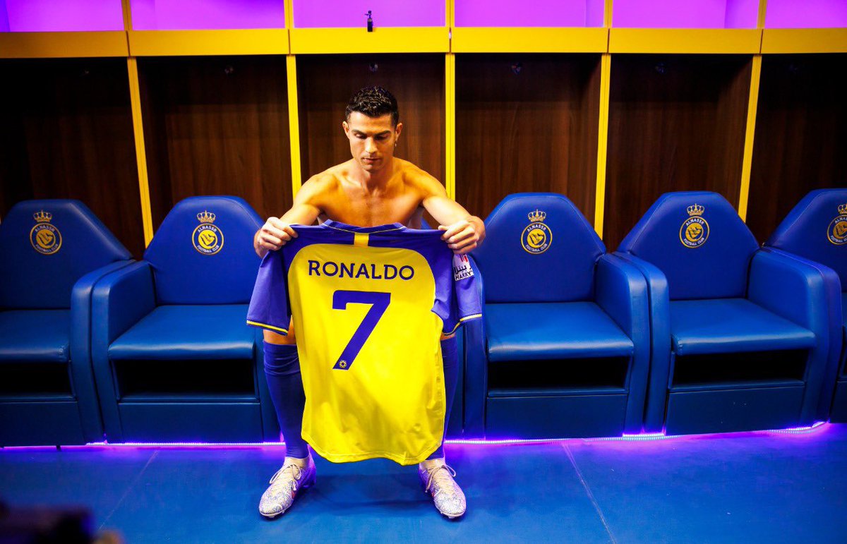 Futbool_Fotos's tweet photo. Nada que señalarte. Nada que criticarte. Te ganaste el derecho de elegir tu futuro. Lo ganaste todo. Rompiste todos los récords. Nos permitiste gritar goles de todas las formas posibles.

RESPETO TOTAL Y ABSOLUTO PARA DON CRISTIANO RONALDO 🐐🇵🇹 https://t.co/q0inGHJ0kM