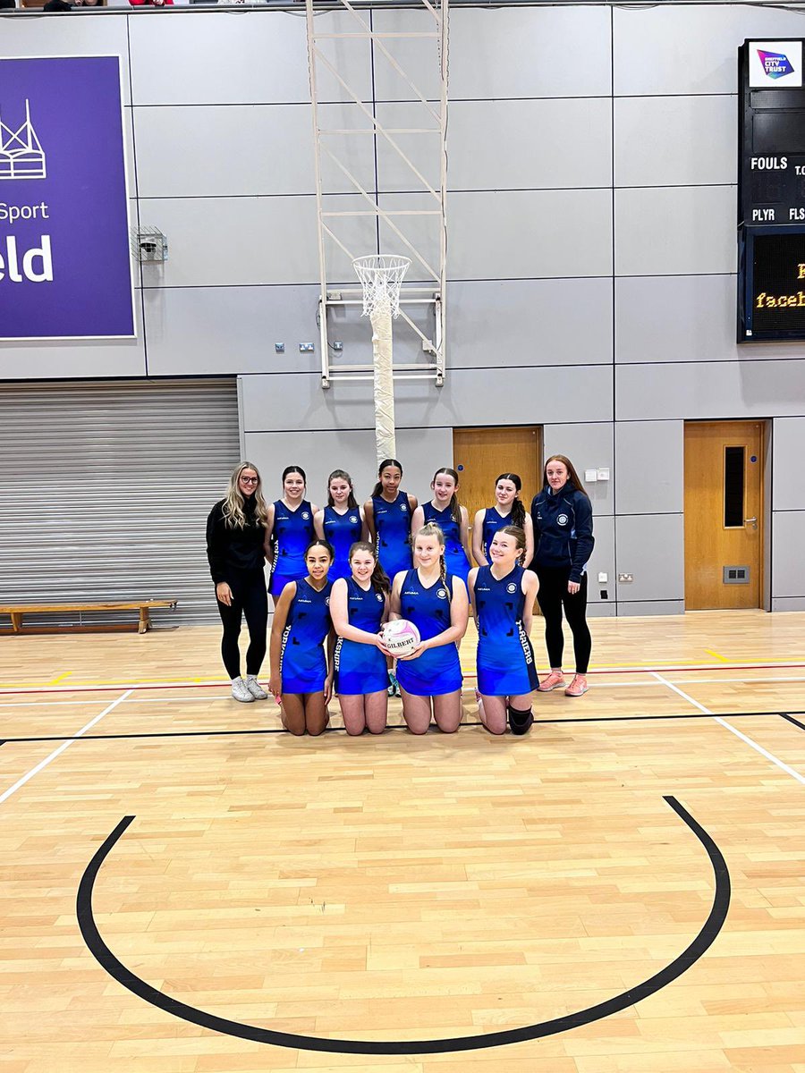 Before the Christmas break our Under 14 1s made it through to the regional play offs! After a full morning of netball the girls finished 4th which was a huge achievement with it being the first time they had ever played at regional level!
Made club and coaches very proud👏🏻💙