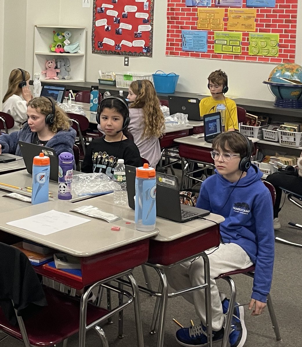 Reporting live from Washington, D.C. using <a href="/MicrosoftFlip/">Flip</a> #fourthgraderocks #oakstories <a href="/MissKinneyOAK/">Miss Kinney</a> <a href="/DliFranklin/">Franklin DLI</a> #fpsdigitallearning