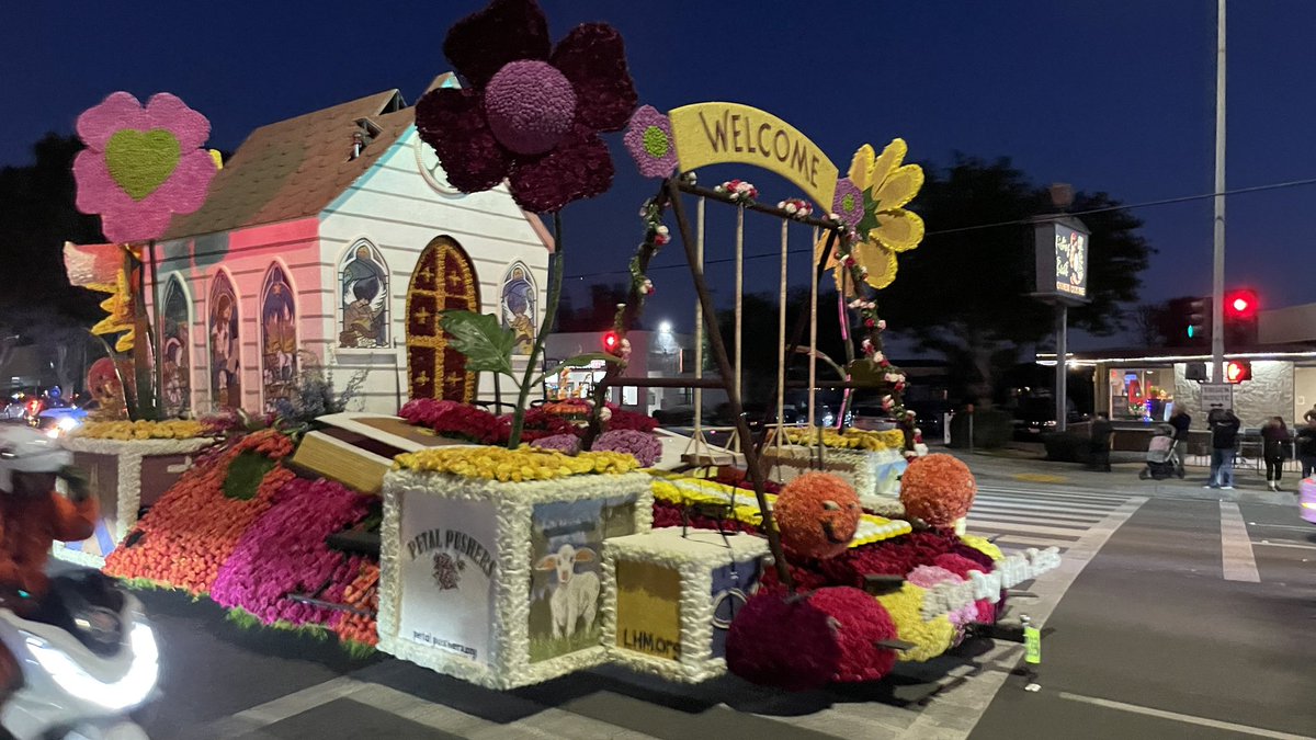 eddyanm's tweet photo. 5/5 It’s become our annual tradition to skip the crowd and watch these floats go by before their reveal on New Year. #RoseParade #RoseParade2023 https://t.co/eLD0i37wr7