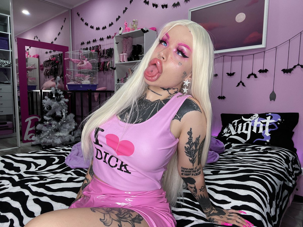 nasty_bimbo666's tweet photo. I 💖 DICK https://t.co/bLSbCwawNh