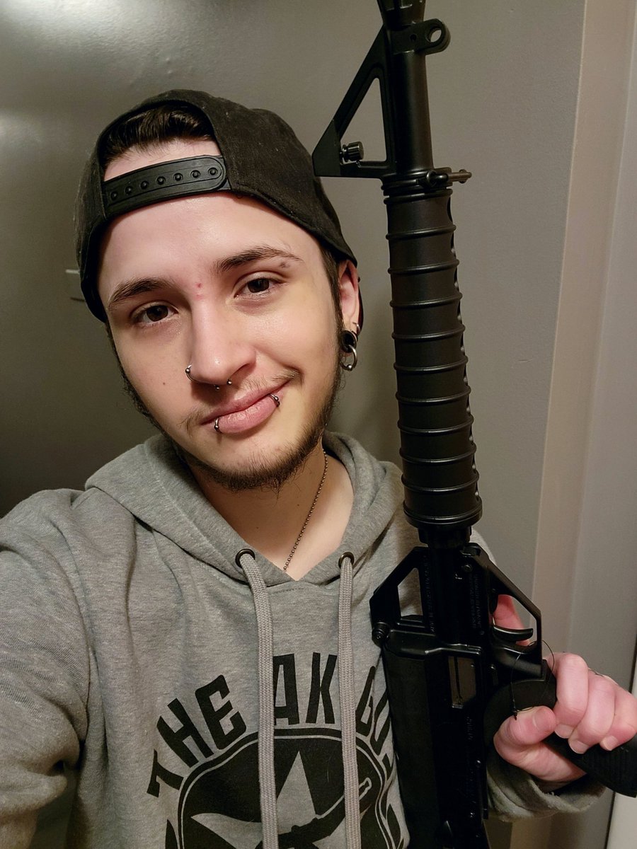 AnarcrowPunk's tweet photo. Starting off the new year with a new gun, and this one is a throwback! This is the Calico M100, a .22 caliber rifle with a unique helical 100 round magazine. This is the gun used in one of my favorite movies, Spaceballs!
Also got some @realbrandonherrera merch 🤙🏻 

#Guns https://t.co/AtlimwbC1f