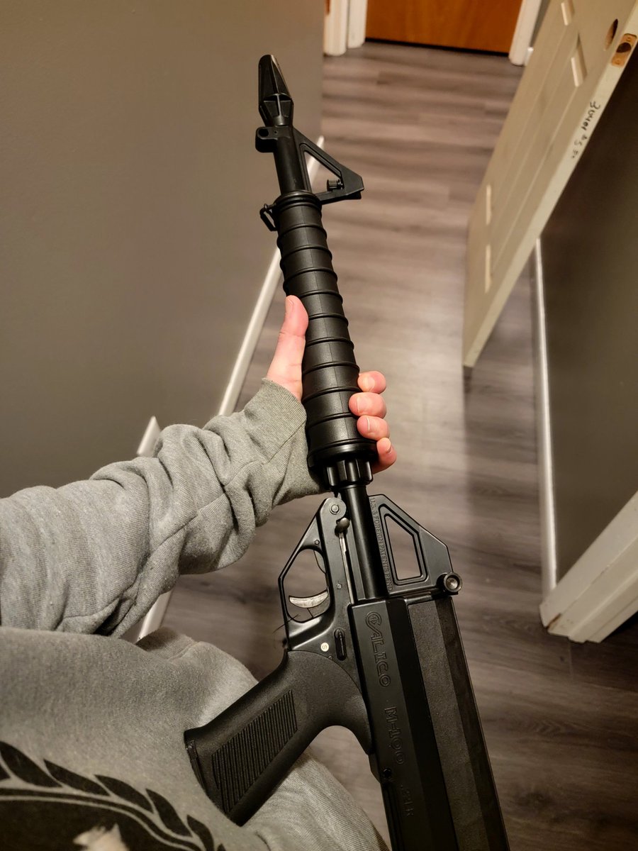 AnarcrowPunk's tweet photo. Starting off the new year with a new gun, and this one is a throwback! This is the Calico M100, a .22 caliber rifle with a unique helical 100 round magazine. This is the gun used in one of my favorite movies, Spaceballs!
Also got some @realbrandonherrera merch 🤙🏻 

#Guns https://t.co/AtlimwbC1f
