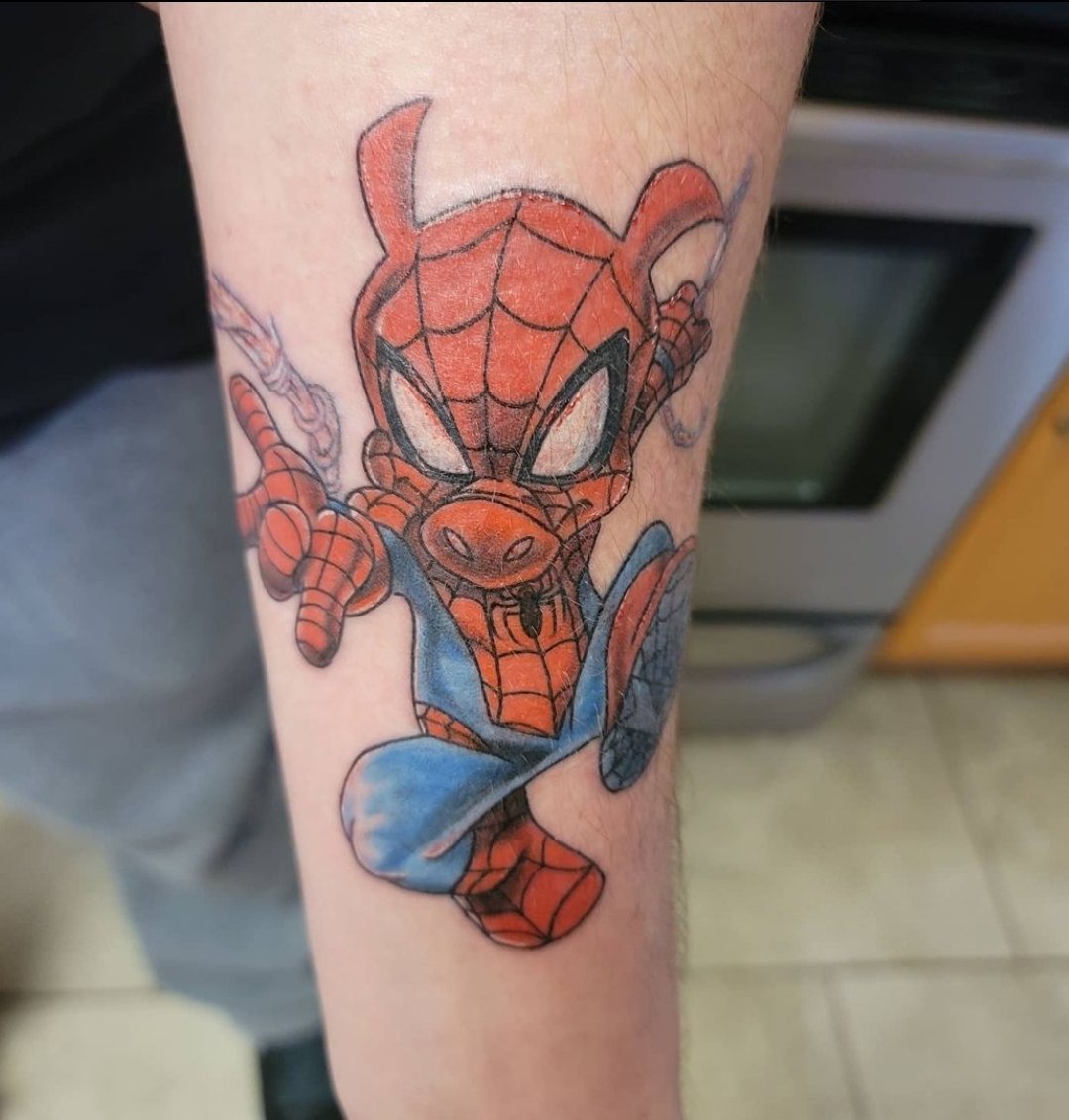 CBfiendclub's tweet photo. #comictattoostuesday
Our #cbfceastchapter brother Heath has the great Spider-Verse character Spider-Ham! Done by the amazing tattoo artist Dark_siren
Tell us who is your favorite Spider-Verse character??
#cbfc #spiderman #spiderham #comic #marvel https://t.co/dogAvq4IpN
