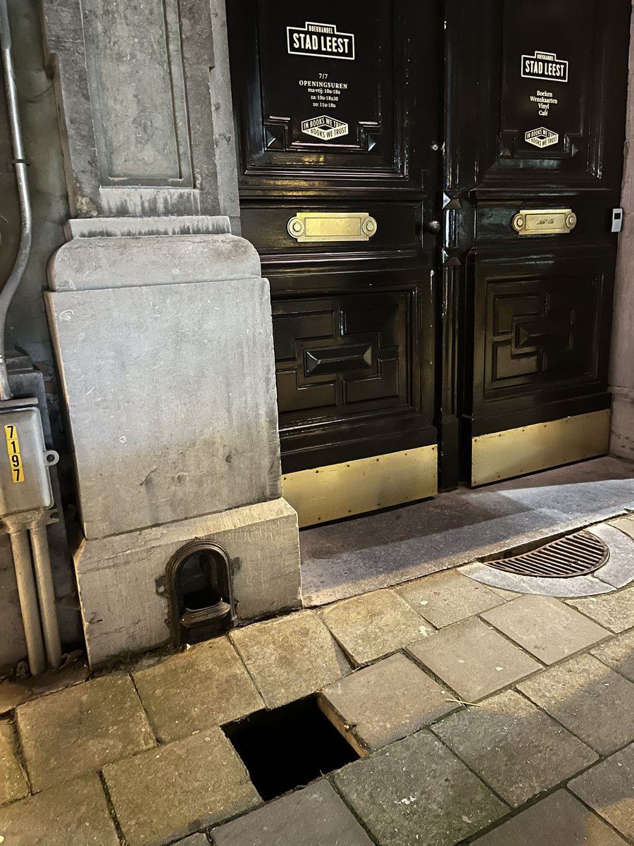 Hoi <a href="/PZAntwerpen/">Politie Antwerpen</a>, thv de inkom #StadLeest aan de Oudaan is er ineens een verraderlijk putje ontstaan. Momenteel geen signalisatie…