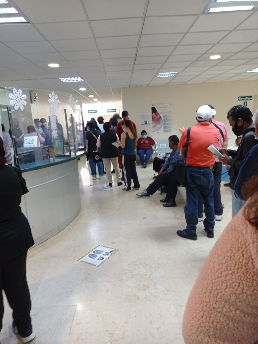 Ros97035535's tweet photo. Lic. @zoerobledo tan inepto es el IMSS que dónde queda su misión, visión y valores teniendo en una mega fila a los pacientes en hospital venados? https://t.co/EcOAfPpyrQ
