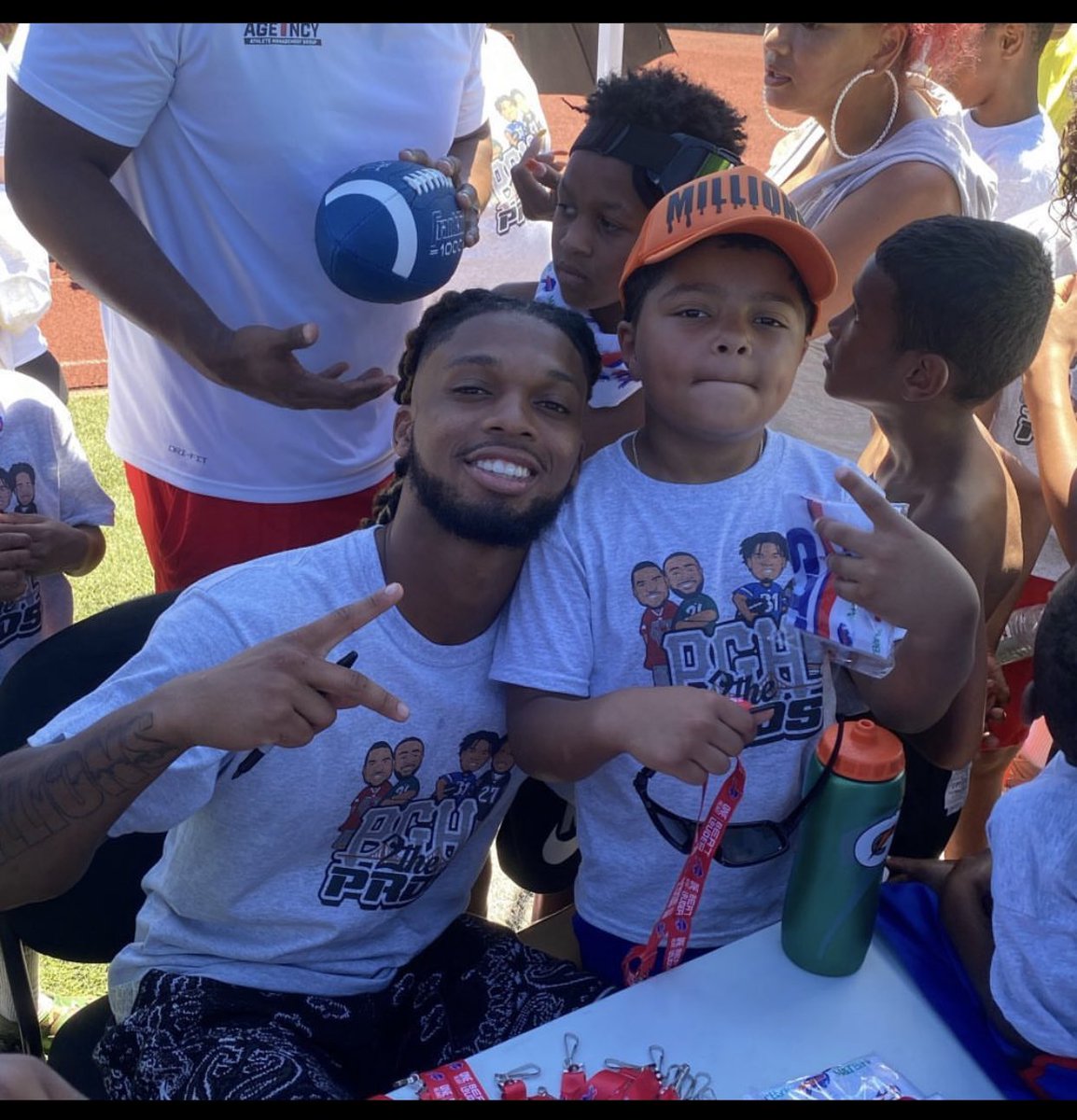 Laimon_Bates4's tweet photo. @BenTenuta My lil brother in the back with the #ChasingMillions Hat on and glasses get well @HamlinIsland 🙏🏿🙏🏿 https://t.co/oWTBVhEf3T
