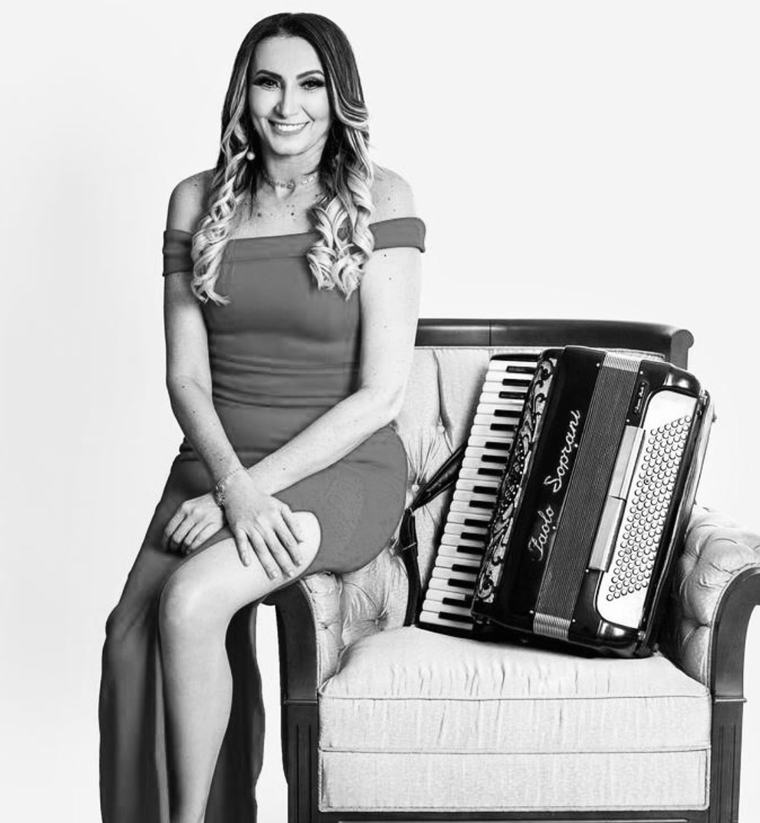 Marigabis01's tweet photo. Um dia triste para o forró que perde uma grande cantora e compositora, #RitaDeCássia. A artista lutava contra o diagnóstico de fibrose pulmonar e faleceu na noite desta terça em Fortaleza. Descansa em Paz, Rita 🖤 https://t.co/bO9FJC71WI