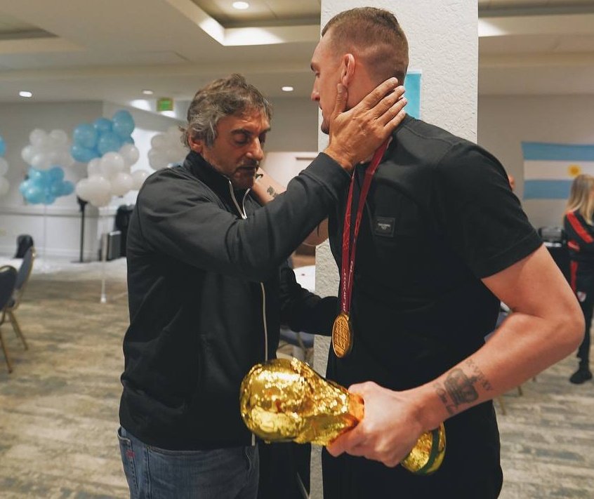 RiverPlate's tweet photo. 👏 Abrazos al campeón mundial en Miami. 🏆 https://t.co/zETOpwEp0n