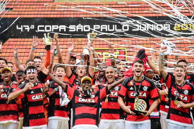 timelinecrf's tweet photo. Clima de copinha né ? Então vamos relembrar dessa copinha que mengão ganhou em cima do Corinthians, inesquecível. 🔴⚫️ https://t.co/Z3oChSSrNN