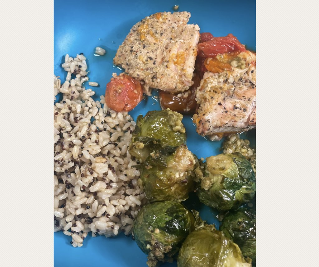 Maxonradio's tweet photo. The wife sure does know how to cook a fire meal! #eatclean #dinner https://t.co/QbgnliUA9C
