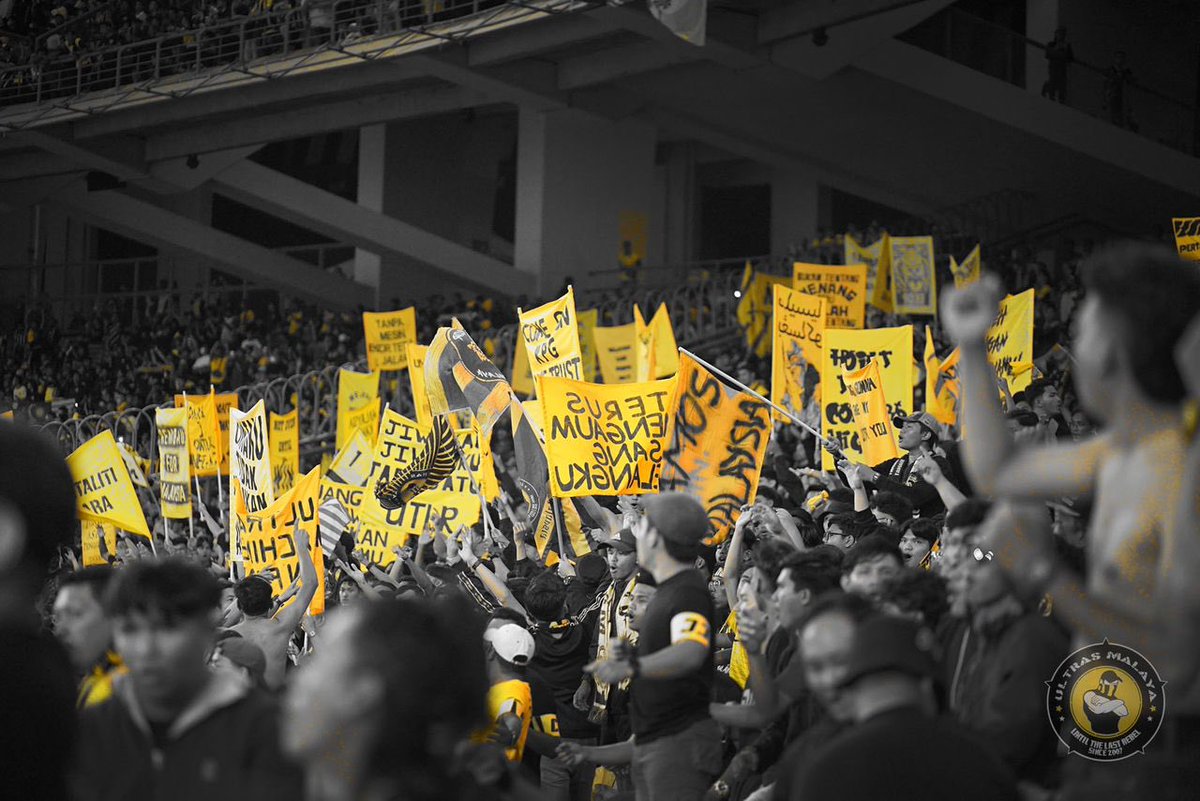 ultrasmalaya07's tweet photo. Semalam yang hangat membawa kita ke Semi Final. Lebih 60K Ekor mengaum menggerunkan lawan di rumah kita Stadium Bukit Jalil🇲🇾🔥

Curva Padat hadir dari Utara Selatan Timur Barat Sabah Sarawak

Teruskan momentum! Semua ada TANGGUNGJAWAB harumkan tanahair kita 🤝

#DemiMalaysia https://t.co/c7zv6fYTvx
