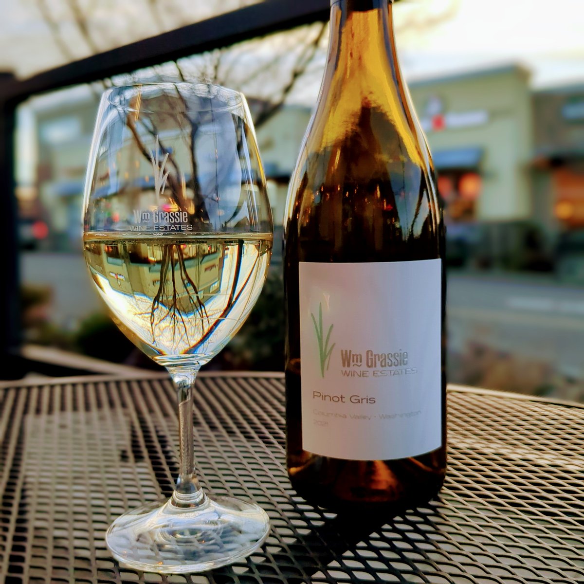 wmgrassiewine's tweet photo. Yes, you can drink chilled white wine when it's chilly out! We just adore our Pinot Gris, come in for a glass today!
#wmgrassiewine #pinotgris #chilledwhitewine #January #Snoqualmie #Duvall #snovalleywinery #winetime #siplocal #drinklocal #experiencelocal #winesthatdelight https://t.co/7usN4MwUcA