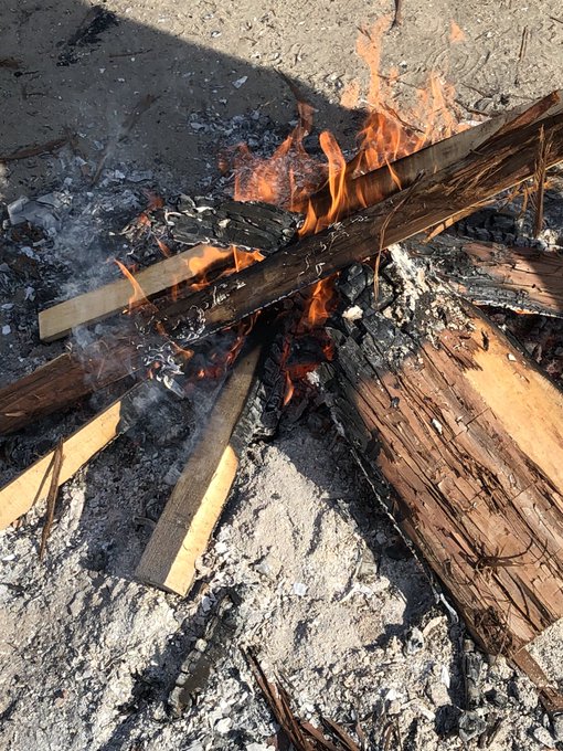 おみくじは末吉。待人来る失せ物出る転居急ぐな。
神社の焚き火あったかいナリ。 