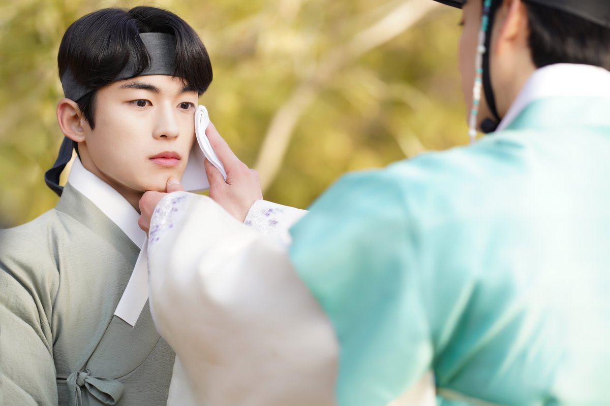 KENAZ_official's tweet photo. #밥이사 7화 예고!
본격적으로 드러나는 과거...
둘 사이에 어떤 이야기가 숨겨져 있는 걸까?
밥이사 이번주 목요일 12시 오픈!👇
https://t.co/pOs8nBZbkg
#헤븐리 #밥만잘사주는이상한이사님 #TheDirectorWhoBuysMeDinner #예고 #bl #bl드라마 #벨드 #blwebseries #webseries #KENAZ #케나즈 https://t.co/TtJ8rnMCuo