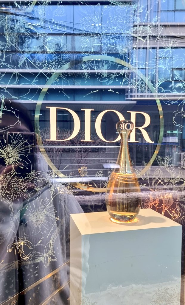 sso927's tweet photo. DIOR pop-up store https://t.co/Euxo53nTTr