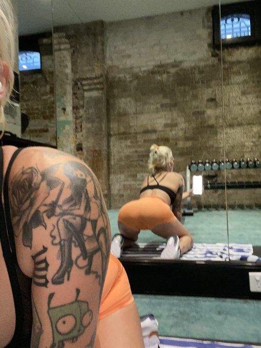3 pic. Found a lil underground gym ? https://t.co/nfzJW8FK9T