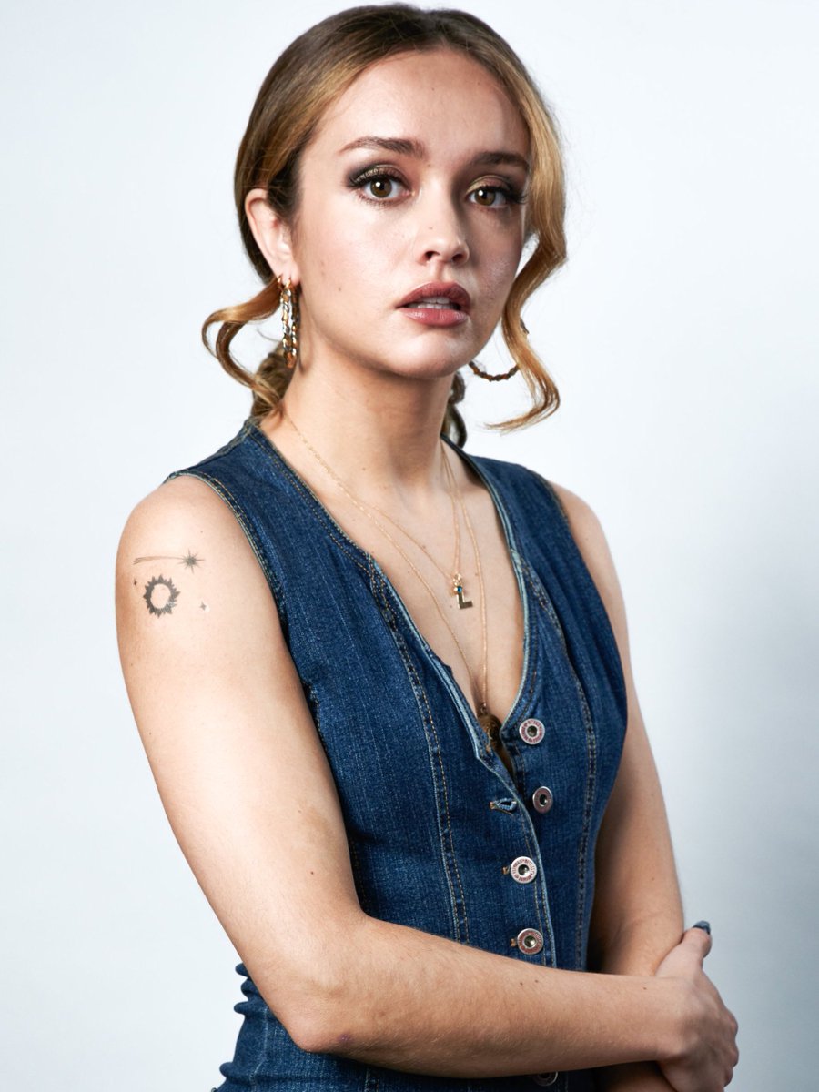 DCDCEU78's tweet photo. Day 59 tweeting @mattsontomlin until he agrees to put Olivia Cooke as Poison Ivy in THE BATMAN 2 https://t.co/4MmHFuGCoc