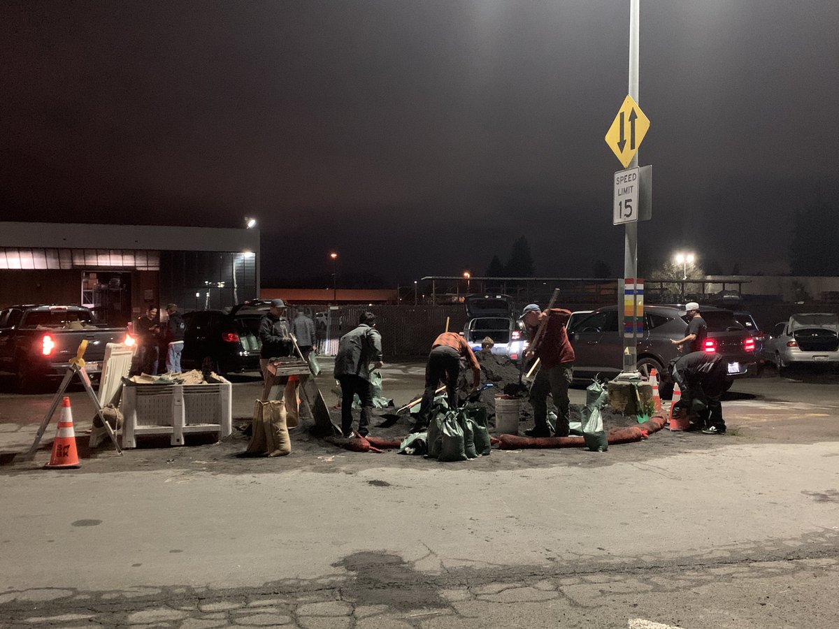Liz kreutz on twitter big crowd of people getting sandbags at the