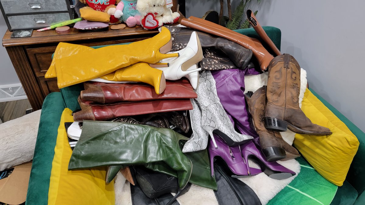 bootsNleather (@bootsnleather) on Twitter photo I asked <a href="/Vivian_Pierce/">Vivian Ireene Pierce</a> how her packing was coming along for her trip to me in a few days. She just sent me this. 😅😂 I asked <a href="/Vivian_Pierce/">Vivian Ireene Pierce</a> how her packing was coming along for her trip to me in a few days. She just sent me this. 😅😂