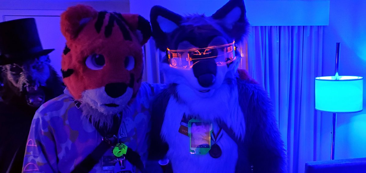 ChevronTheWolf's tweet photo. #thefurststate #newyearsfurball #nyfb2023
Rai Kitty Bird and friends look awesome!
@FurnalEquinox #cloudgasm flew all the way down from Toronto to join us! https://t.co/HGJxGLcliD