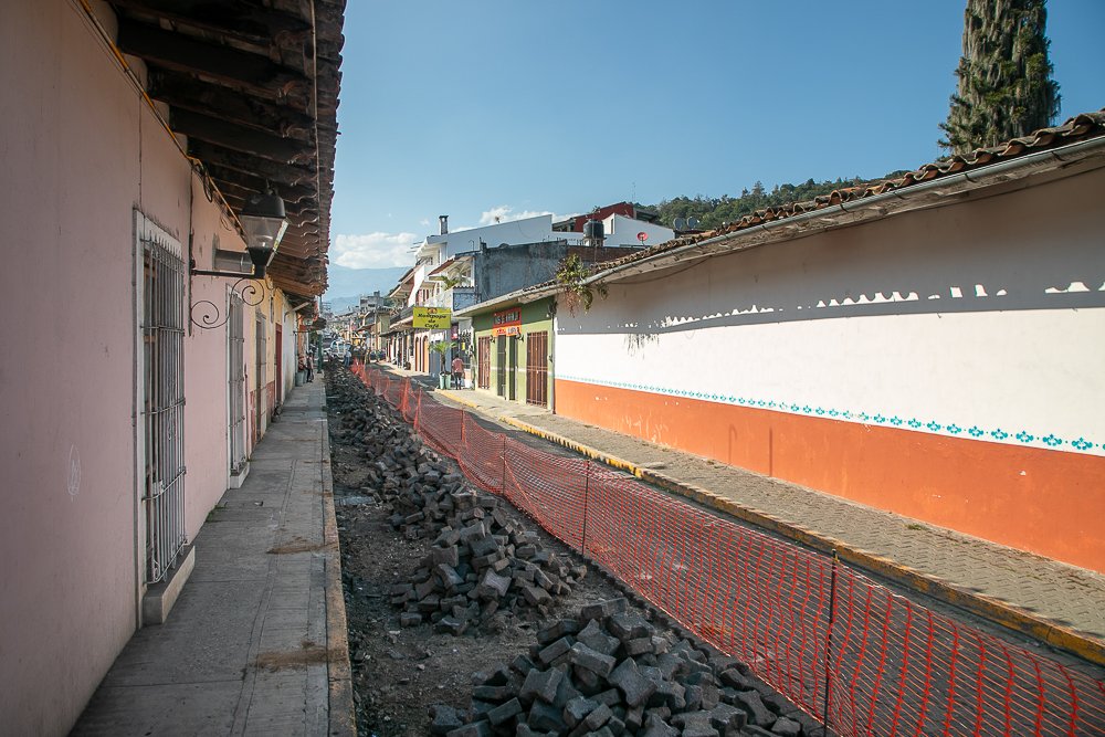 Se inician los trabajos de la calle Primera de Hernández y Hernández, en donde se llevará acabo la rehabilitación de red de agua entubada, drenaje sanitario, drenaje pluvial y la construcción de calle a base de empedrado con guarniciones y banquetas
#Coatepec
#UnCambioConOrgullo