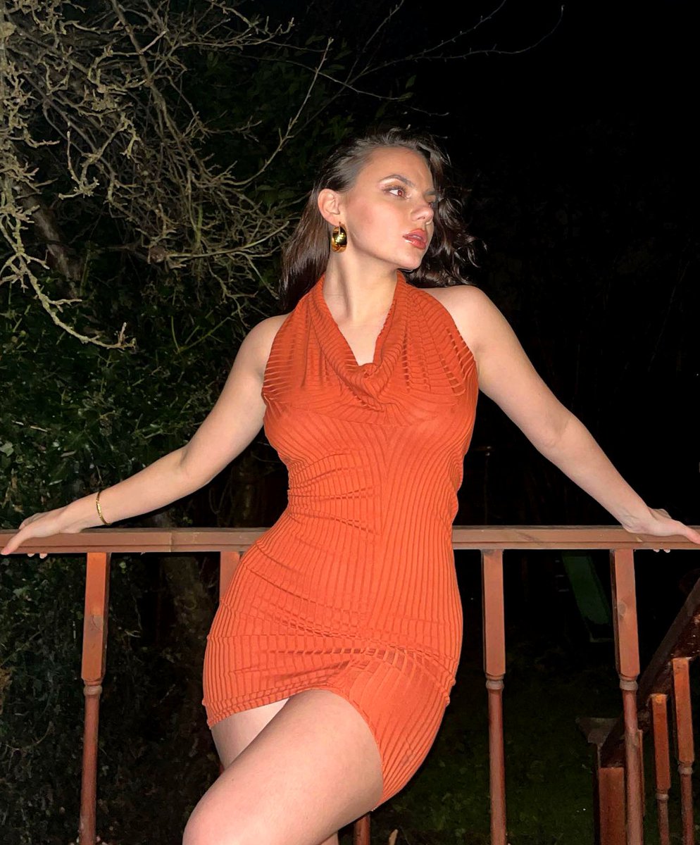 Celebs Hot on Twitter "Dafne Keen 🧡 Her in that dress... 🥴🔥"