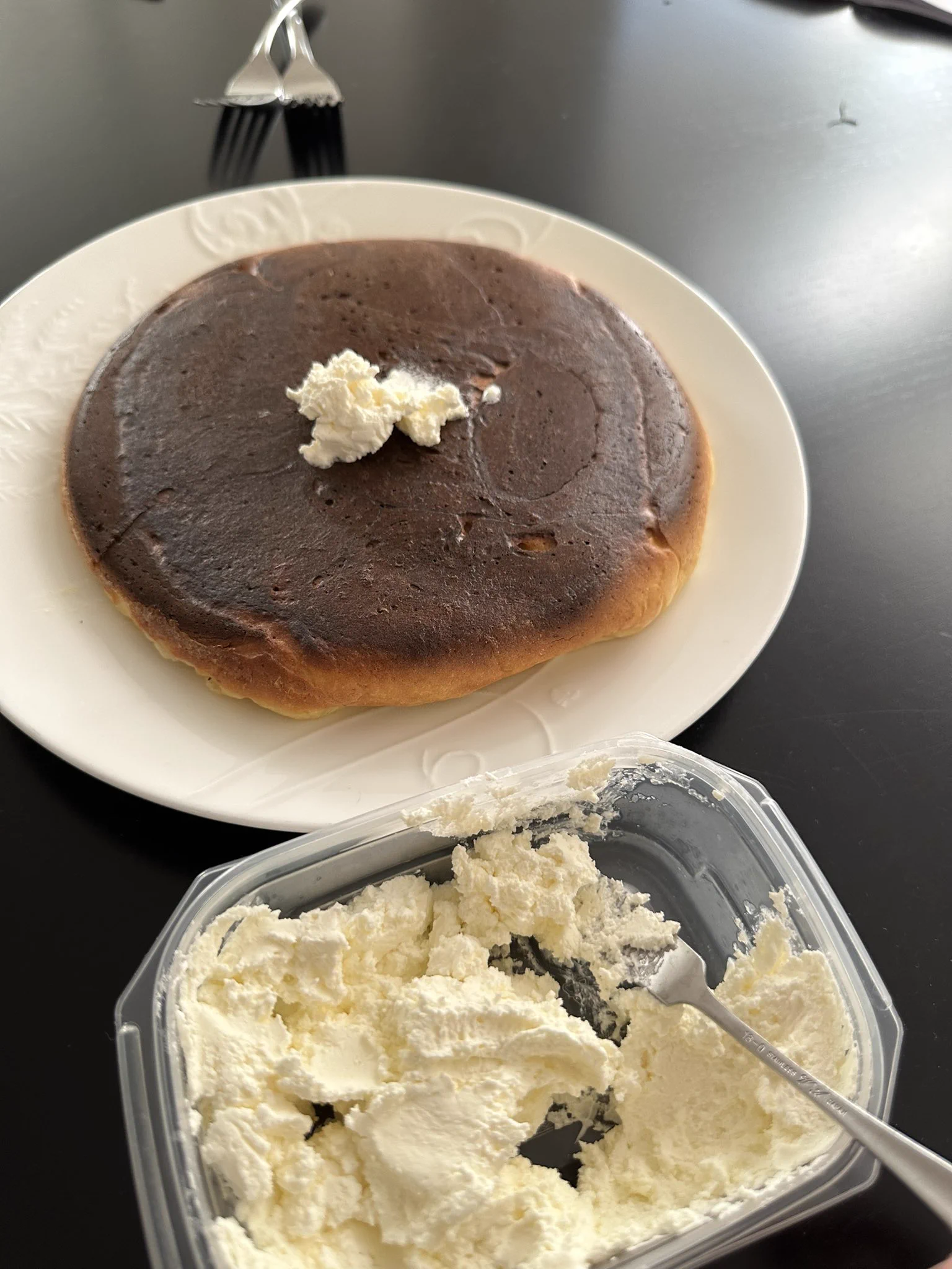 お餅入りのホットケーキ。中はモチモチ、上はカリカリ😂焼きすぎたけど美味かった  