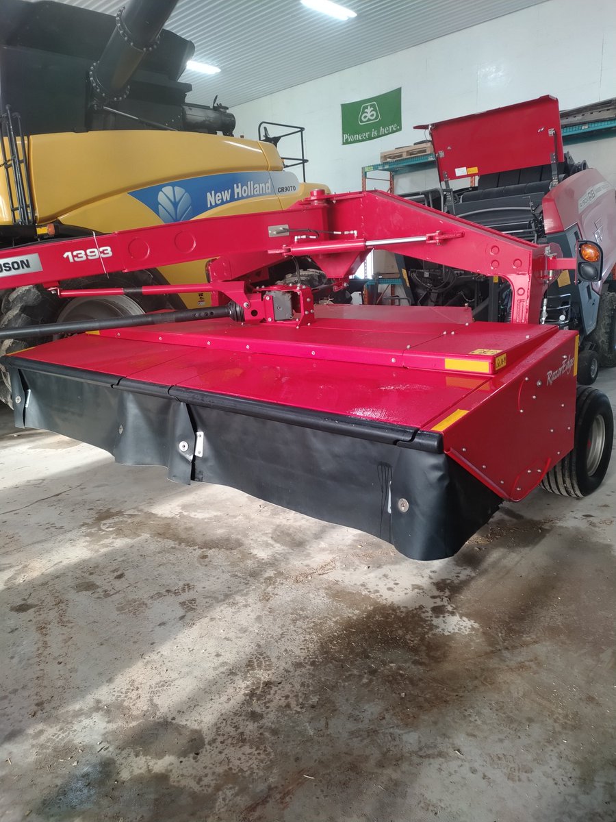 EricMar7269's tweet photo. 2022 Massey Ferguson 1393 
2 pt hitch, steel roll conditioner,
approximately 1200 acres.
Asking $47,500 https://t.co/VVMgskiKdj