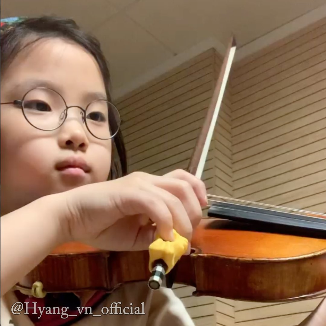 Things4Strings's tweet image. @Hyang_vn_official excellent focus with a beautiful bow hold! #HoldFish #BetterSkillsGreaterJoy #Things4Strings #violin