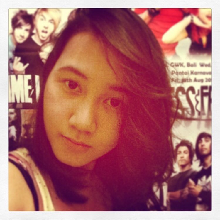 brigitalr's tweet image. 10 YEAR CHALLENGE
Post a pic of yourself from 10 years ago and a recent one.

2013: dengan background poster paramore, all time low &amp;amp; pierce the veil di kamar, fangirling bands pada masanya😅