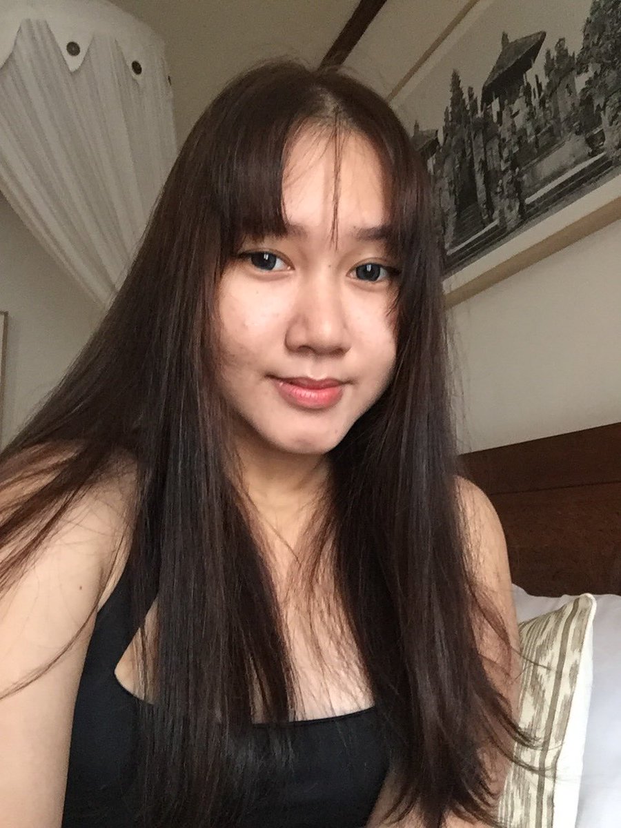 brigitalr's tweet image. 10 YEAR CHALLENGE
Post a pic of yourself from 10 years ago and a recent one.

2013: dengan background poster paramore, all time low &amp;amp; pierce the veil di kamar, fangirling bands pada masanya😅