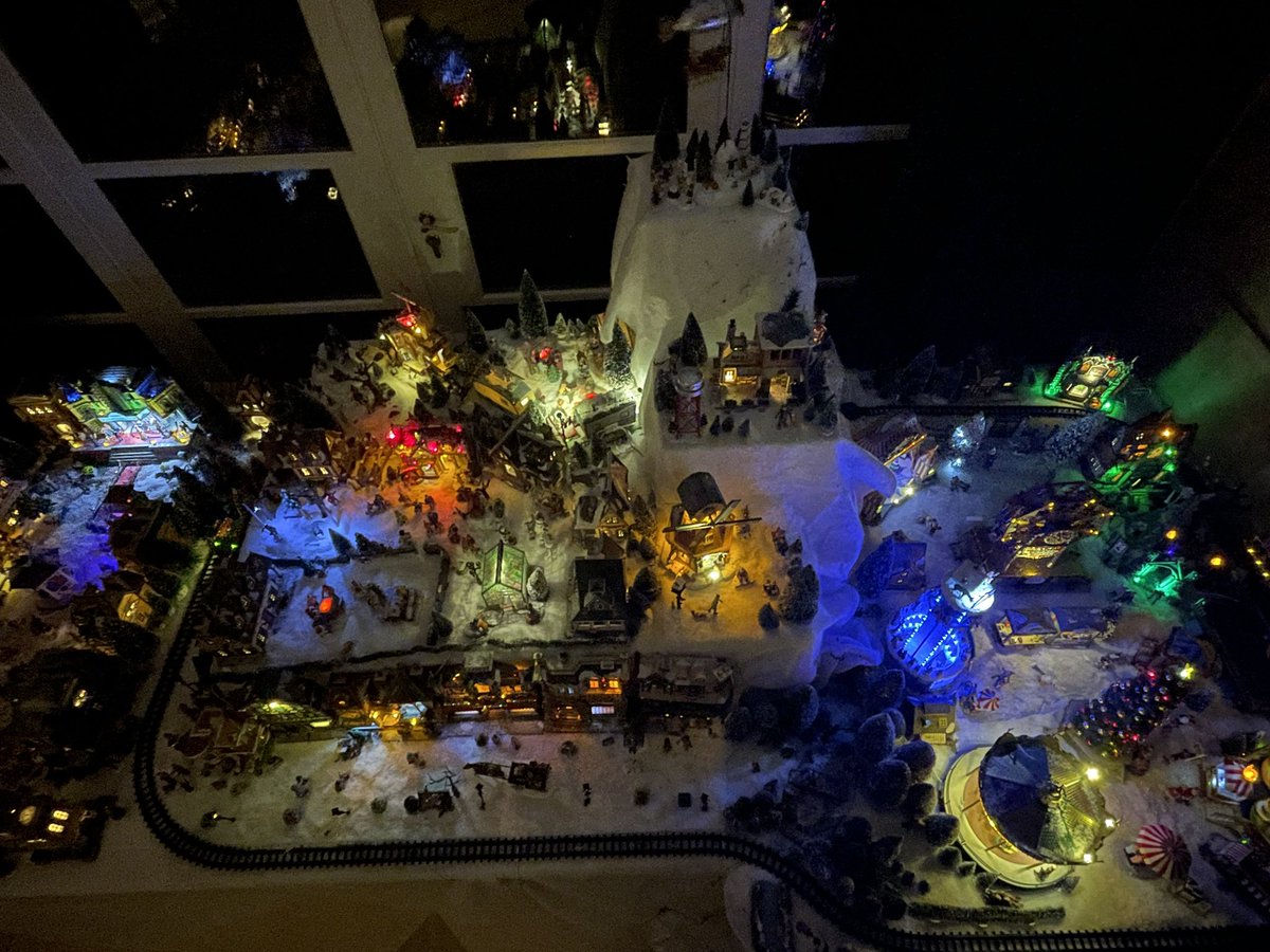 ChattamMaxime's tweet photo. Il est temps de rentrer.
Enfin, pour moi.
Je vous ai pas dit ? Vous, vous devez rester ici. Oui, c’est le prix à payer pour visiter le village. Toujours venir accompagner d’un ami “pour le dîner”.
Vous inquiétez pas, le clown de la fête foraine dit qu’ici, on flotte tous en bas… https://t.co/Y4dNLfFdXr