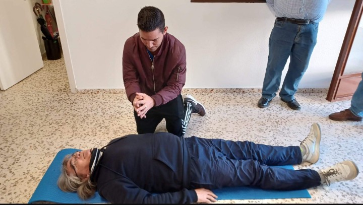 apaemsaludmen's tweet photo. Hoy en @APAEMJAEN en Martos, nos ha impartido un taller de primeros auxilios nuestra voluntaria  y estudiante de enfermería María Hidalgo. Técnicas para personas que están inconscientes,  atragantamientos, quemaduras, lesiones... Muy interesante 😷🤕⛑️🚑💚💚💚💚💚 #SaludMental https://t.co/zPOyz6lOSV