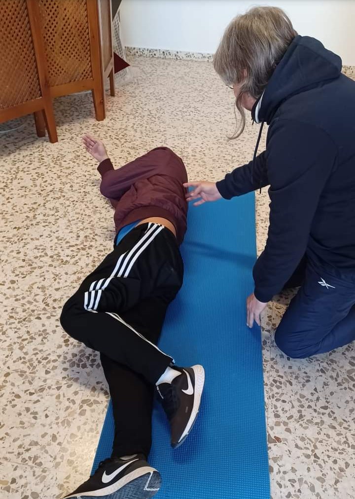 apaemsaludmen's tweet photo. Hoy en @APAEMJAEN en Martos, nos ha impartido un taller de primeros auxilios nuestra voluntaria  y estudiante de enfermería María Hidalgo. Técnicas para personas que están inconscientes,  atragantamientos, quemaduras, lesiones... Muy interesante 😷🤕⛑️🚑💚💚💚💚💚 #SaludMental https://t.co/zPOyz6lOSV