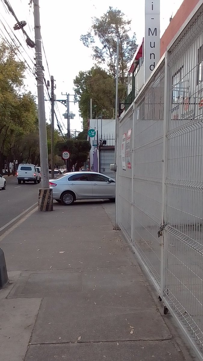 gabyfumx's tweet photo. @Alcaldia_Coy @SSC_CDMX @UCS_CDMX @transito_CDMX #LaBanquetaNOEsEstacionamiento https://t.co/1BTAkVtjH7