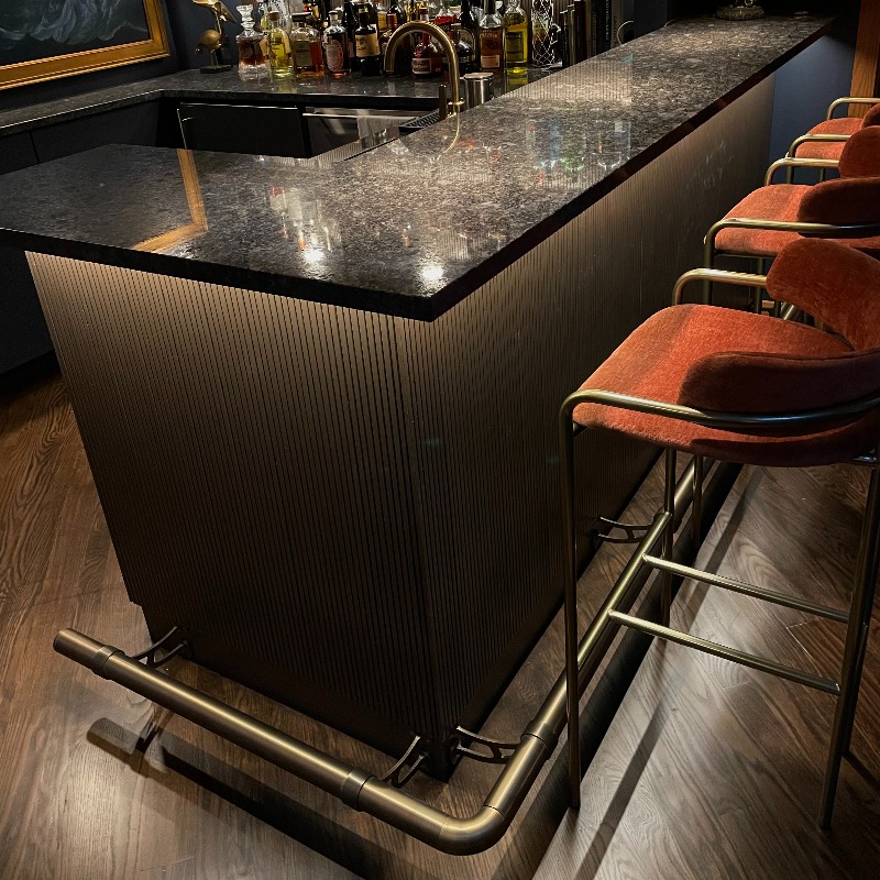 KegWorks's tweet photo. We found your first project of 2023! Add comfort for your guests &amp; make your home bar stand out by adding a run of bar foot rail. KegWorks has everything you need to get your bar rail project going with tubing, brackets, corner pieces, and components in various finishes!