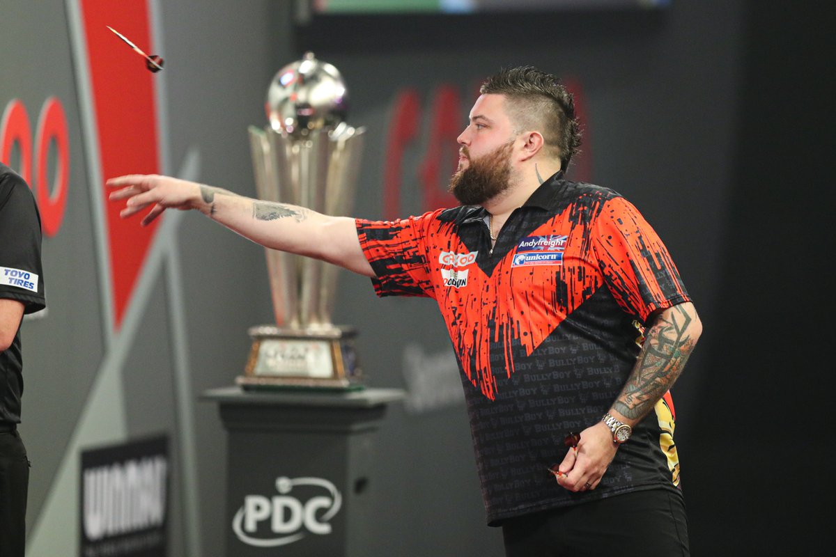 OfficialPDC's tweet photo. 130 FINISH FROM SMITH!!

Unbelievable from Michael Smith to level at 2-2 in the seventh set and Michael van Gerwen thinks the set is over 😂

He had packed his darts away before realising! 

#WCDarts | Final
📺 https://t.co/37DNuuK5Me https://t.co/vrugFWUg7w